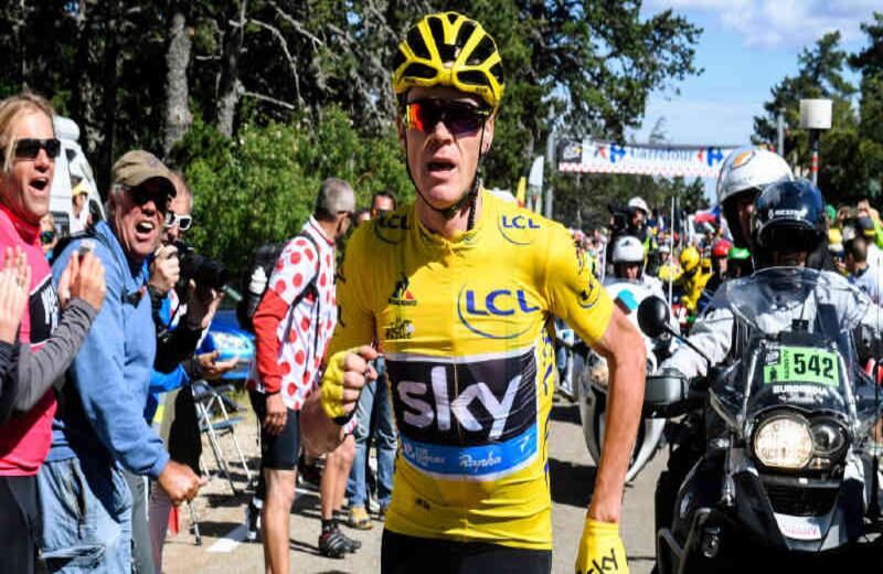 Froome a pie. El campeón del Tour de Francia 2016, el británico Christopher Froome, protagonizó esta escena sin bicicleta. A 2 kilómetros del final de la etapa 12 el corredor se quedó sin su caballito de acero tras sufrir una caída; tuvo que terminar corriendo la escalada al Mont Ventoux. Por unas horas, Nairo Quintana, que se había quedado atrás, se vio beneficiado y ascendió en la general. Sin embargo, la organización decidió mantener la diferencia que Froome llevaba cuando ocurrió el incidente, lo que dejó a Nairo 26 segundos por debajo. 