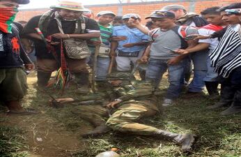 Un soldado que cayó al piso después de ser agredido por los miembros de la Guardia Indígena.