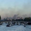 Así viven los turistas las manifestaciones en París.