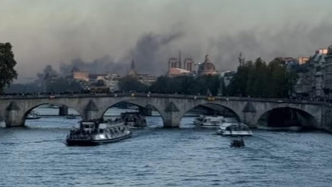 El río Sena sigue siendo uno de los atractivos más concurridos en la capital francesa, a pesar de las protestas que hoy la hacen arder.