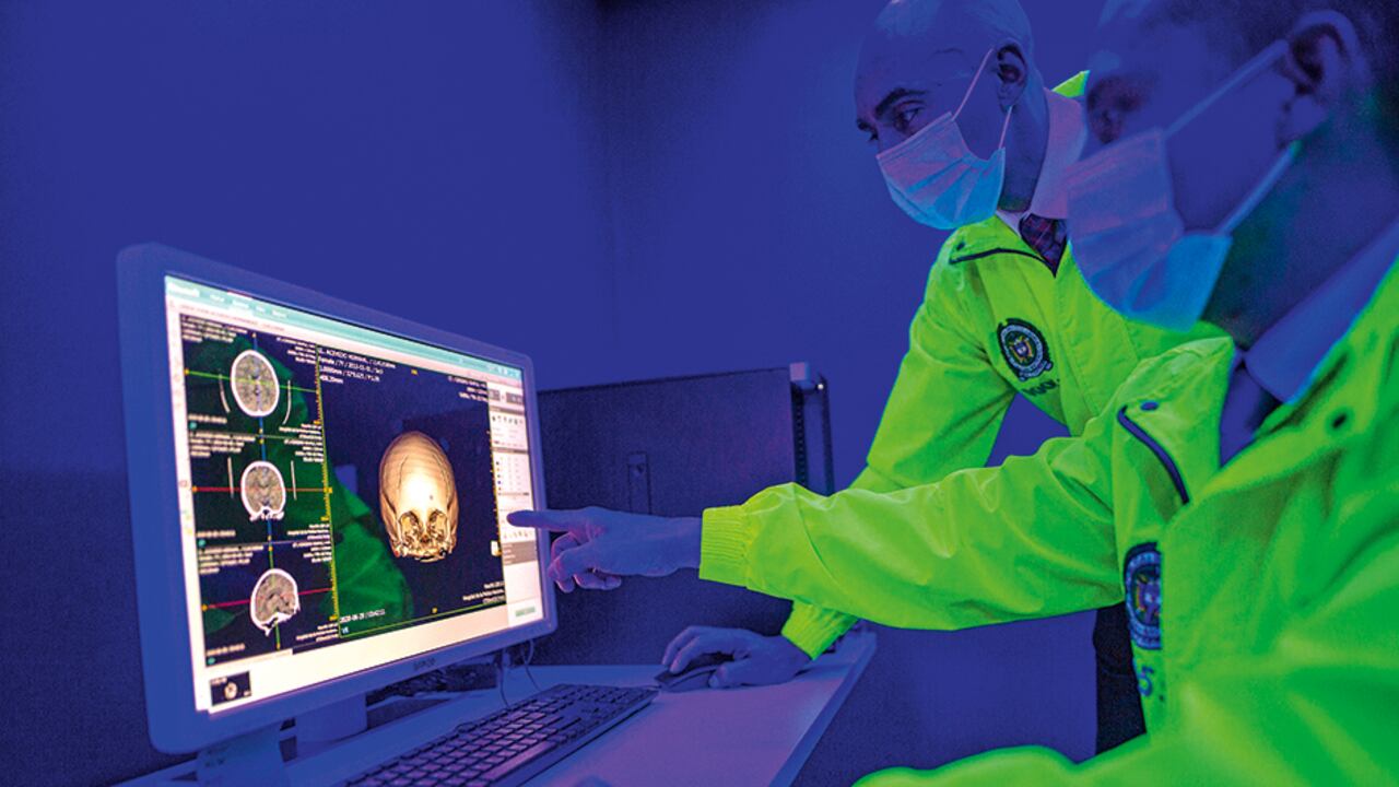 Policías analizan como se mueve y comporta la mente de los criminales.