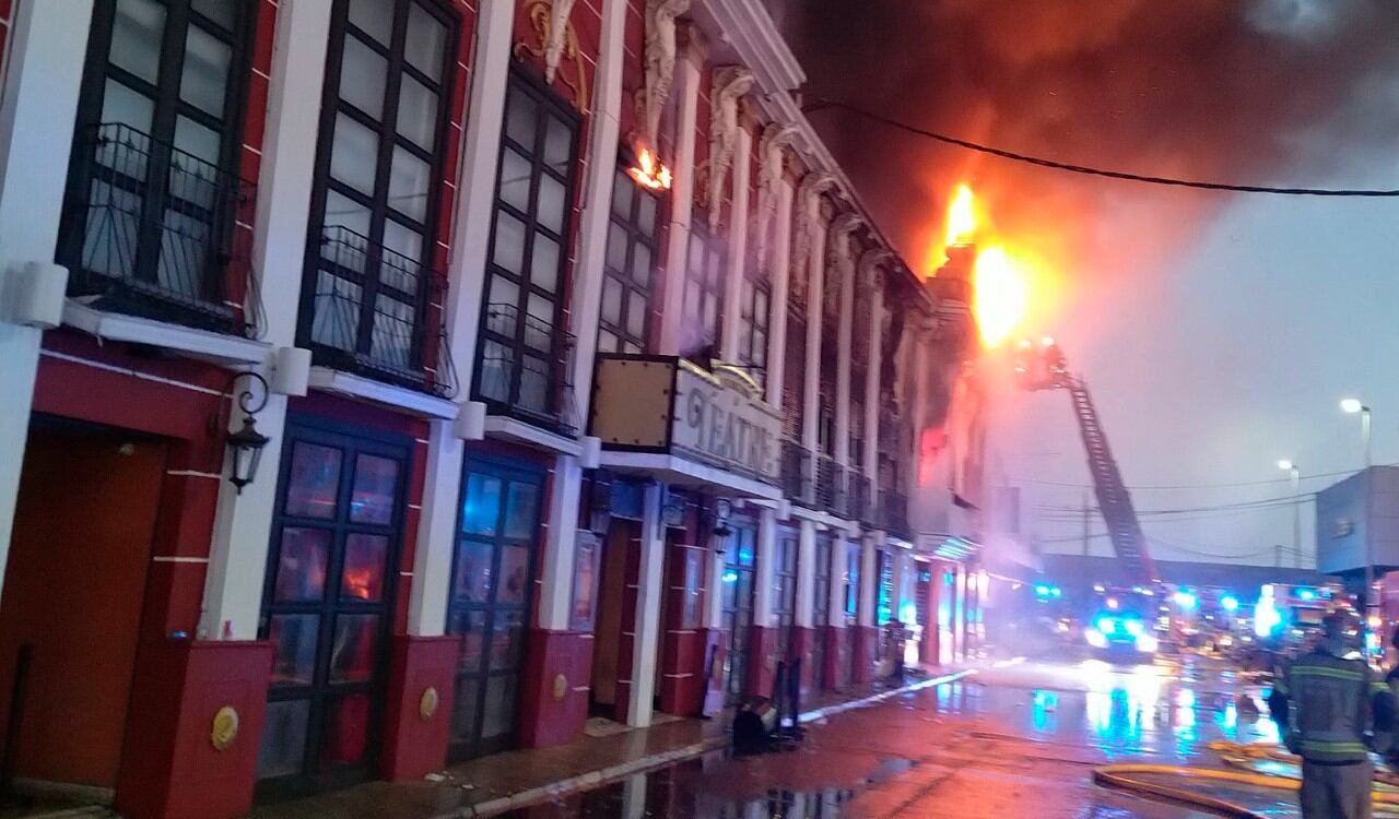 Así lucharon los bomberos para controlar el incendio en una discoteca de Murcia, España