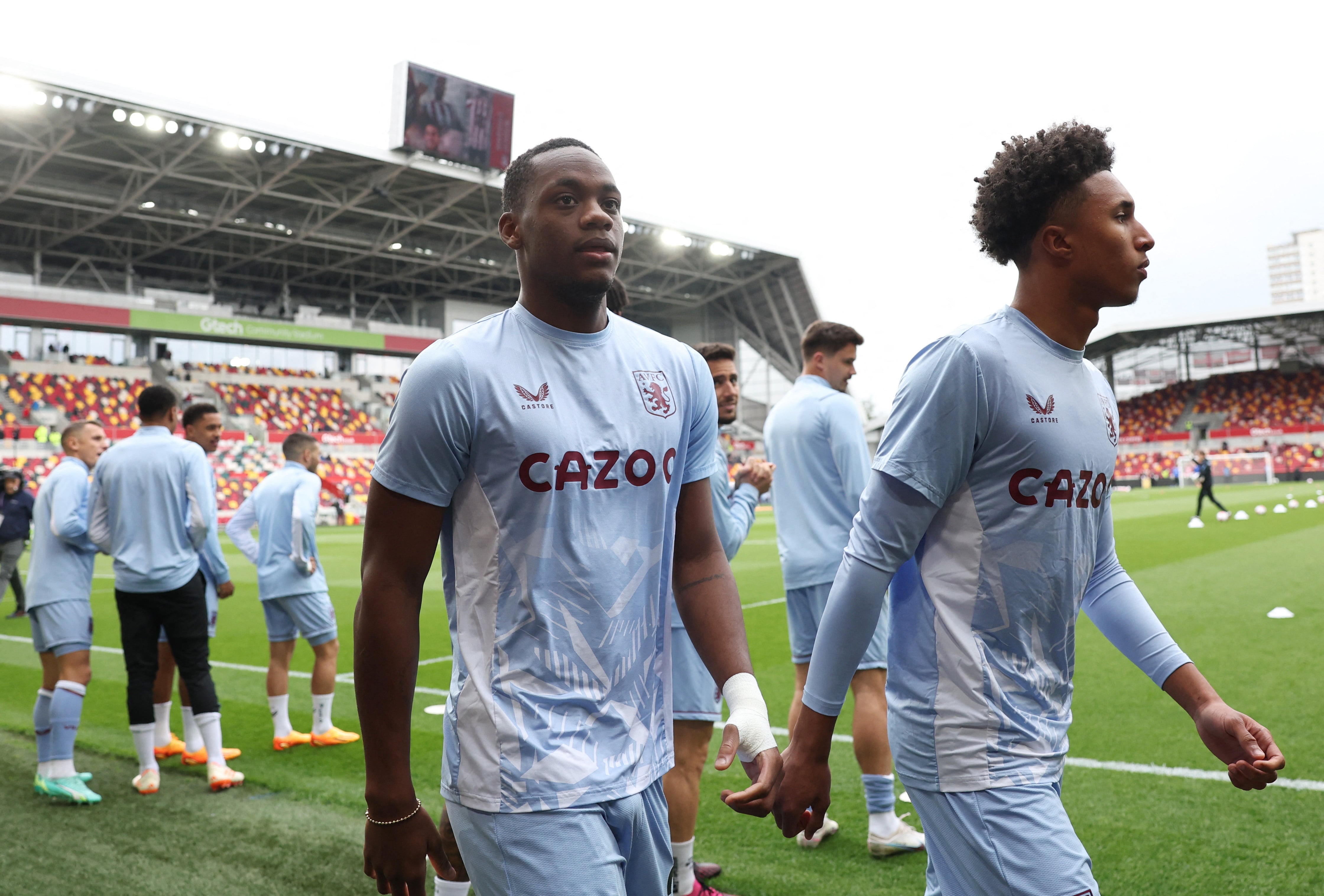 Soccer Football - Premier League - Brentford v Aston Villa - Brentford Community Stadium, London, Britain - April 22, 2023 Aston Villa's Jhon Duran and teammates during the warm up before the match REUTERS/David Klein EDITORIAL USE ONLY. No use with unauthorized audio, video, data, fixture lists, club/league logos or 'live' services. Online in-match use limited to 75 images, no video emulation. No use in betting, games or single club /league/player publications.  Please contact your account representative for further details.