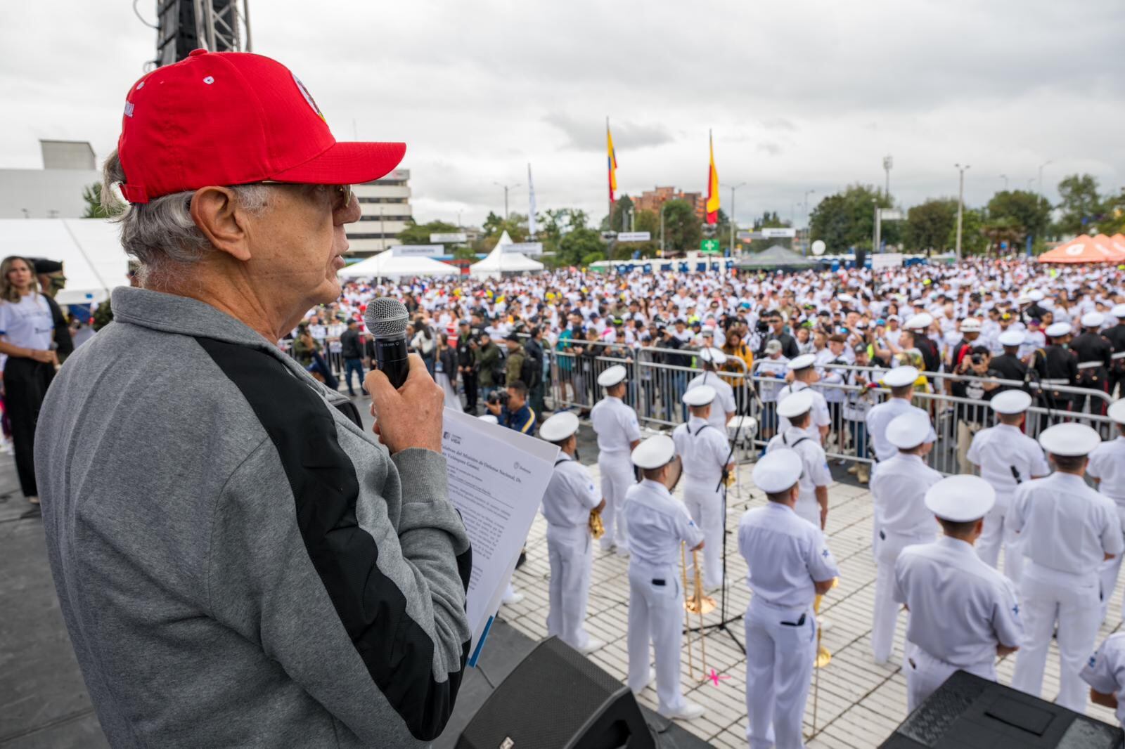 Los ciudadanos mostraron su inconformismo por la gestión que ha tenido el jefe de la cartera de Defensa.