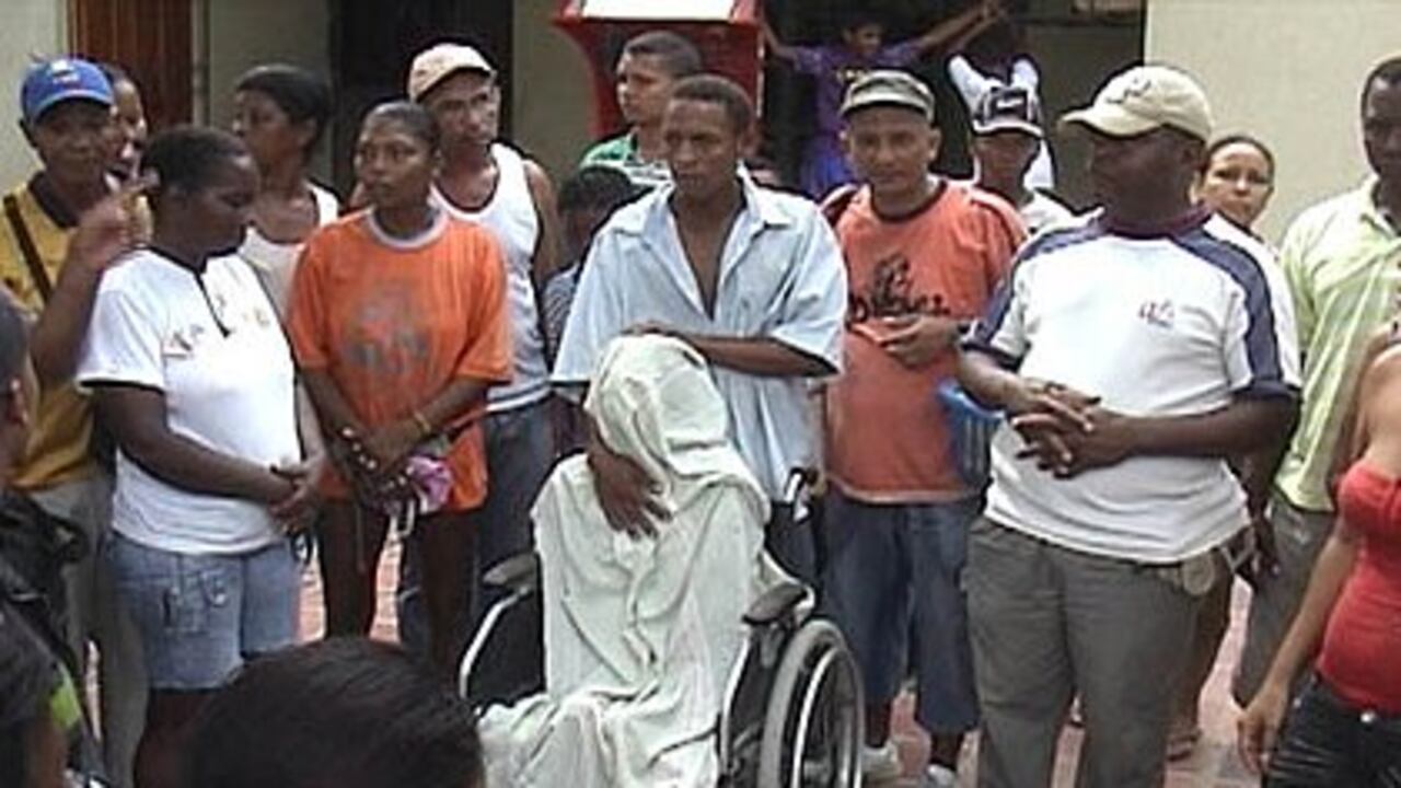 La mujer que aparece en la silla de ruedas murió a los 43 años mientras esperaba atención médica en la ESE Cartagena de Indias.