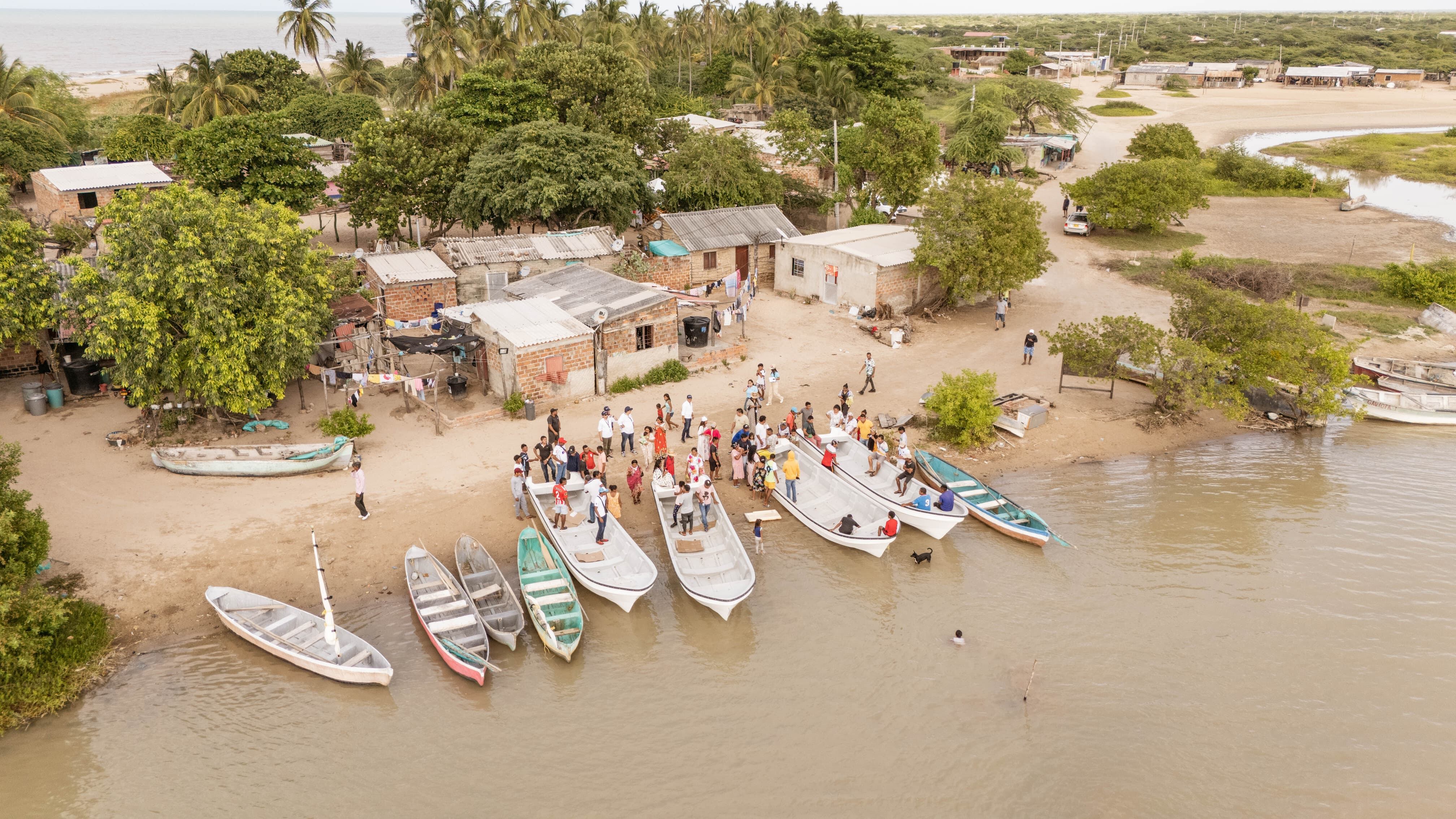 Se entregaron 283 embarcaciones en fibra de vidrio para facilitar la labor diaria de los pescadores.