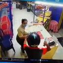 Los sujetos que ingresaron al local comercial, lo hicieron con cuchillo en mano.