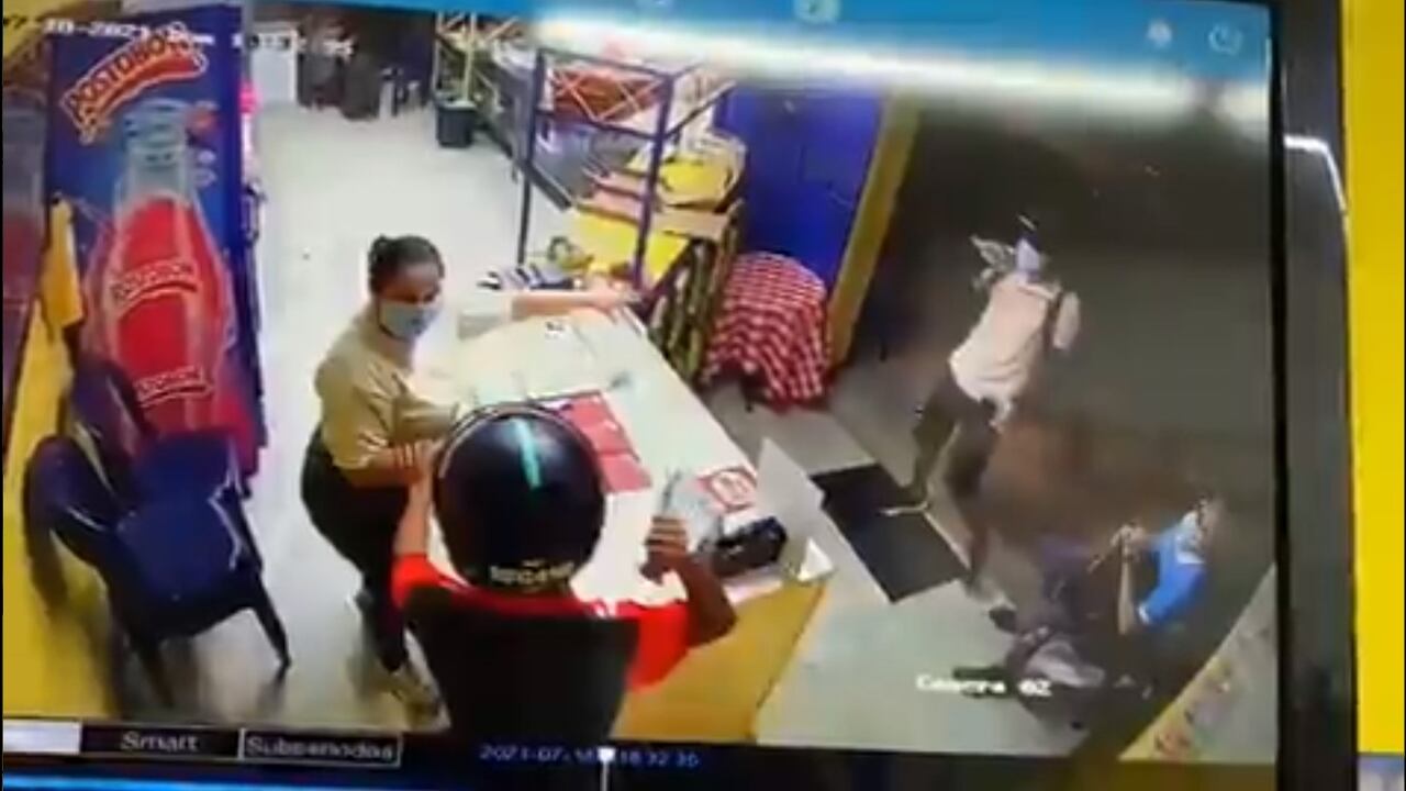 Los sujetos que ingresaron al local comercial, lo hicieron con cuchillo en mano.