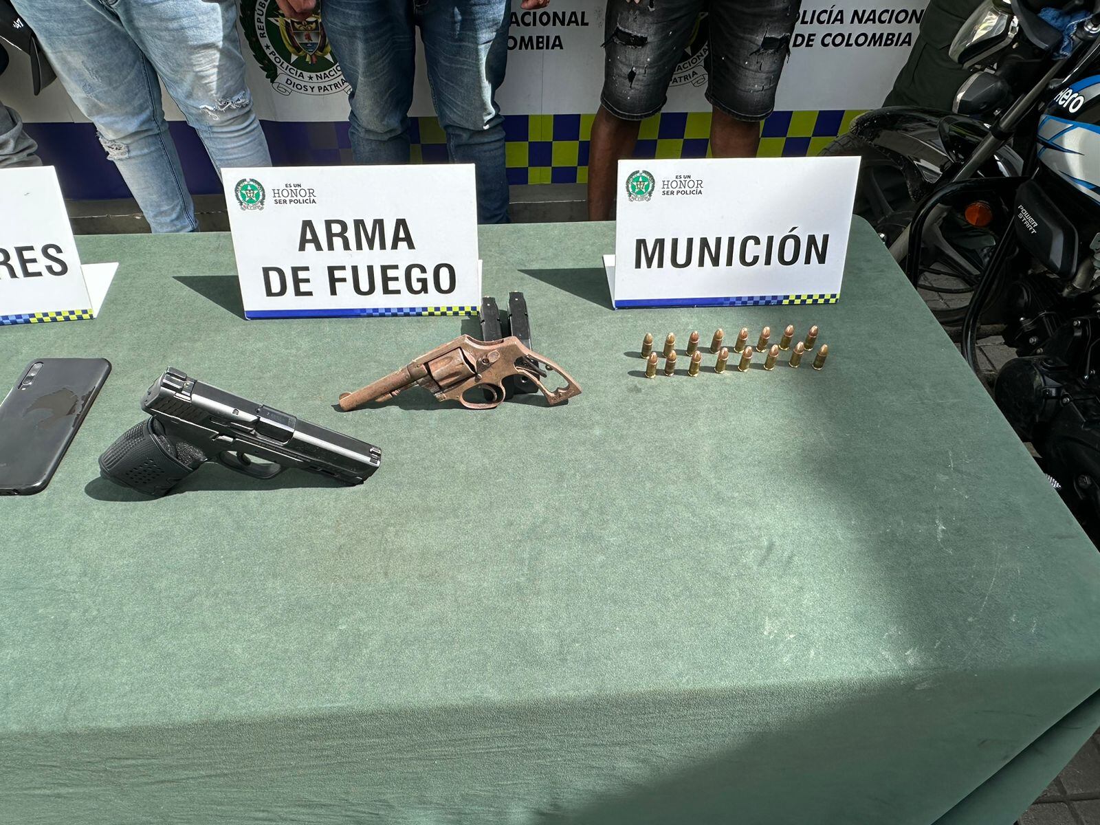 Elementos incautados a los presuntos sicarios.