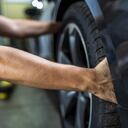 Paso a paso seguro: Aprendiendo a desmontar la llanta del rin de forma manual en casa.