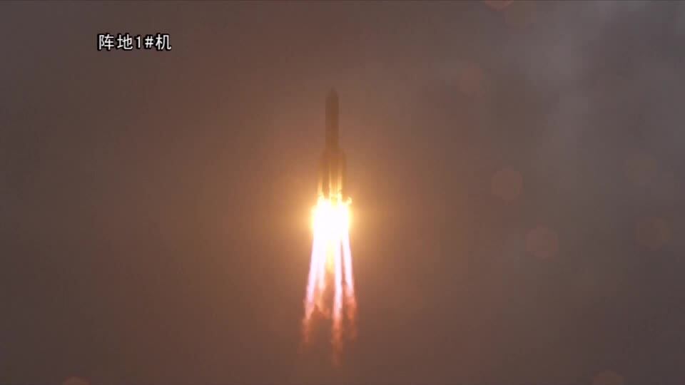 China lanza una misión histórica para recuperar muestras de la cara oculta de la luna