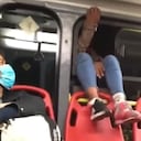 Mujer se baja por la ventana de un bus de TransMilenio.