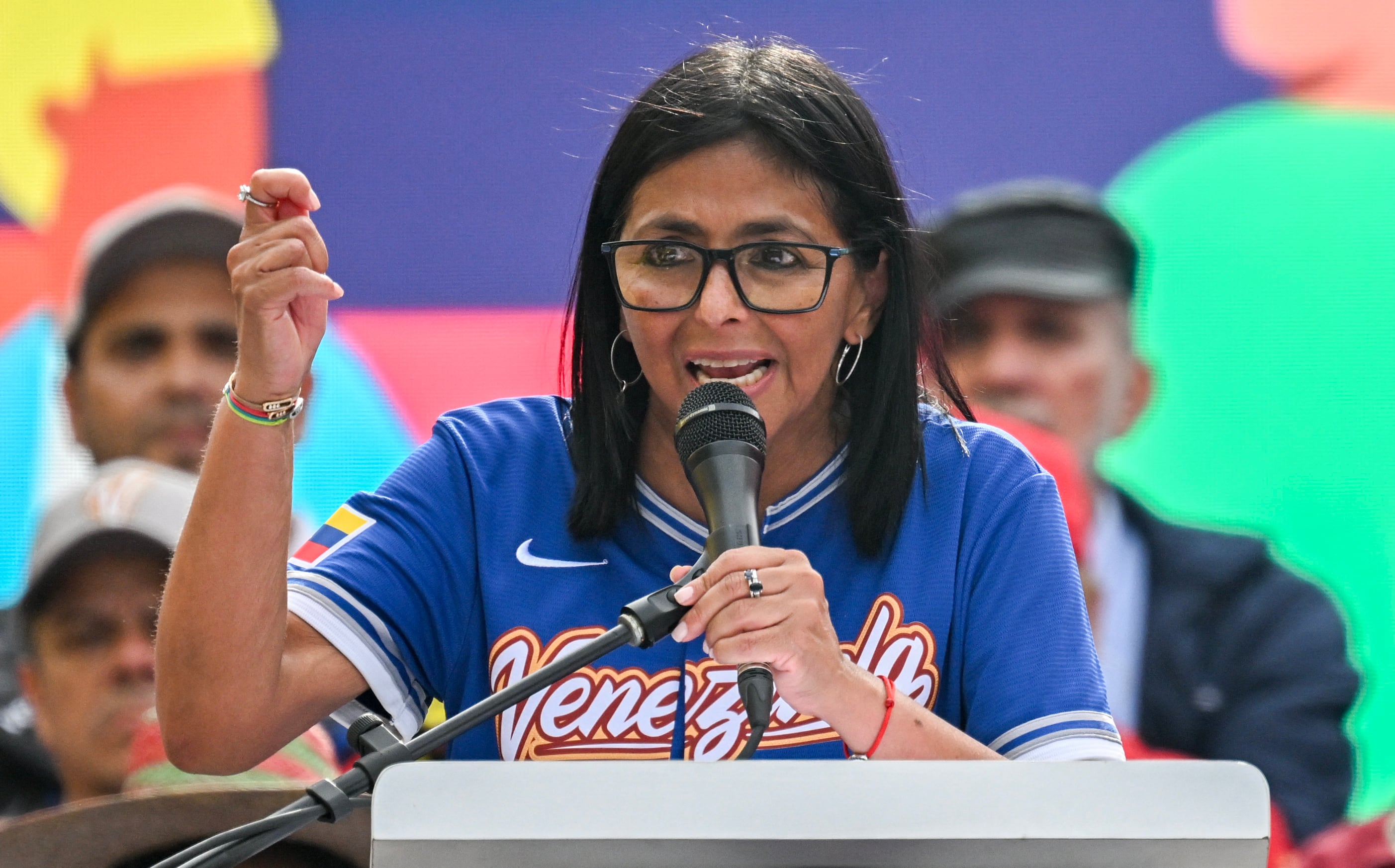 La presidenta interina de Venezuela, Delcy Rodríguez, habla durante una marcha en Caracas el 30 de abril de 2026