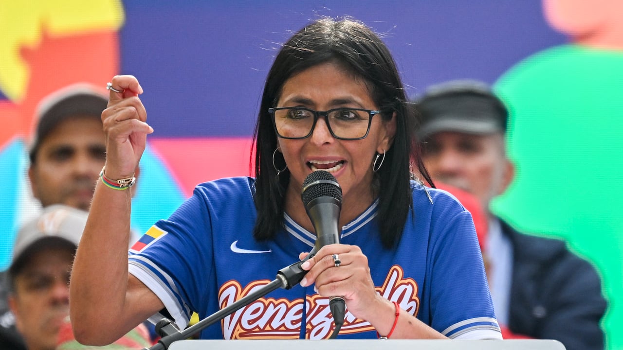 La presidenta interina de Venezuela, Delcy Rodríguez, habla durante una marcha en Caracas el 30 de abril de 2026.