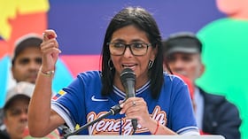 La presidenta interina de Venezuela, Delcy Rodríguez, habla durante una marcha en Caracas el 30 de abril de 2026