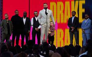 Amigos y familiares observan cómo Drake acepta el premio al artista de la década mientras sostiene a su hijo Adonis Graham en los Billboard Music Awards el domingo 23 de mayo de 2021 en el Microsoft Theatre de Los Ángeles. Foto: AP / Chris Pizzello.