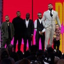 Amigos y familiares observan cómo Drake acepta el premio al artista de la década mientras sostiene a su hijo Adonis Graham en los Billboard Music Awards el domingo 23 de mayo de 2021 en el Microsoft Theatre de Los Ángeles. Foto: AP / Chris Pizzello.