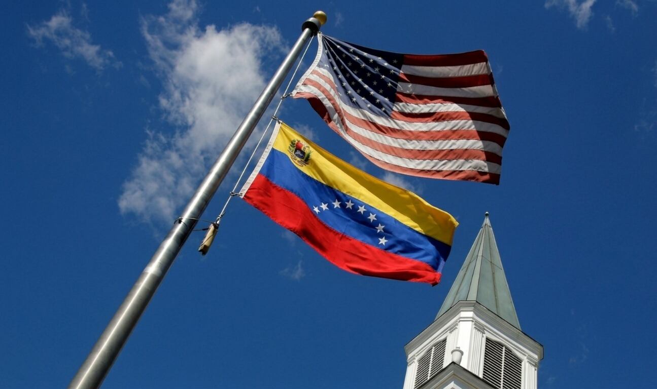 La bandera de Estados Unidos volvió a ser izada en la embajada estadounidense en Caracas por primera vez desde 2019.