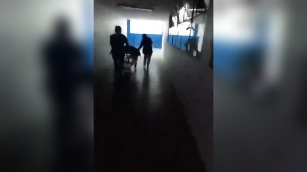 La joven fue sacada rápidamente de la morgue del hospital.