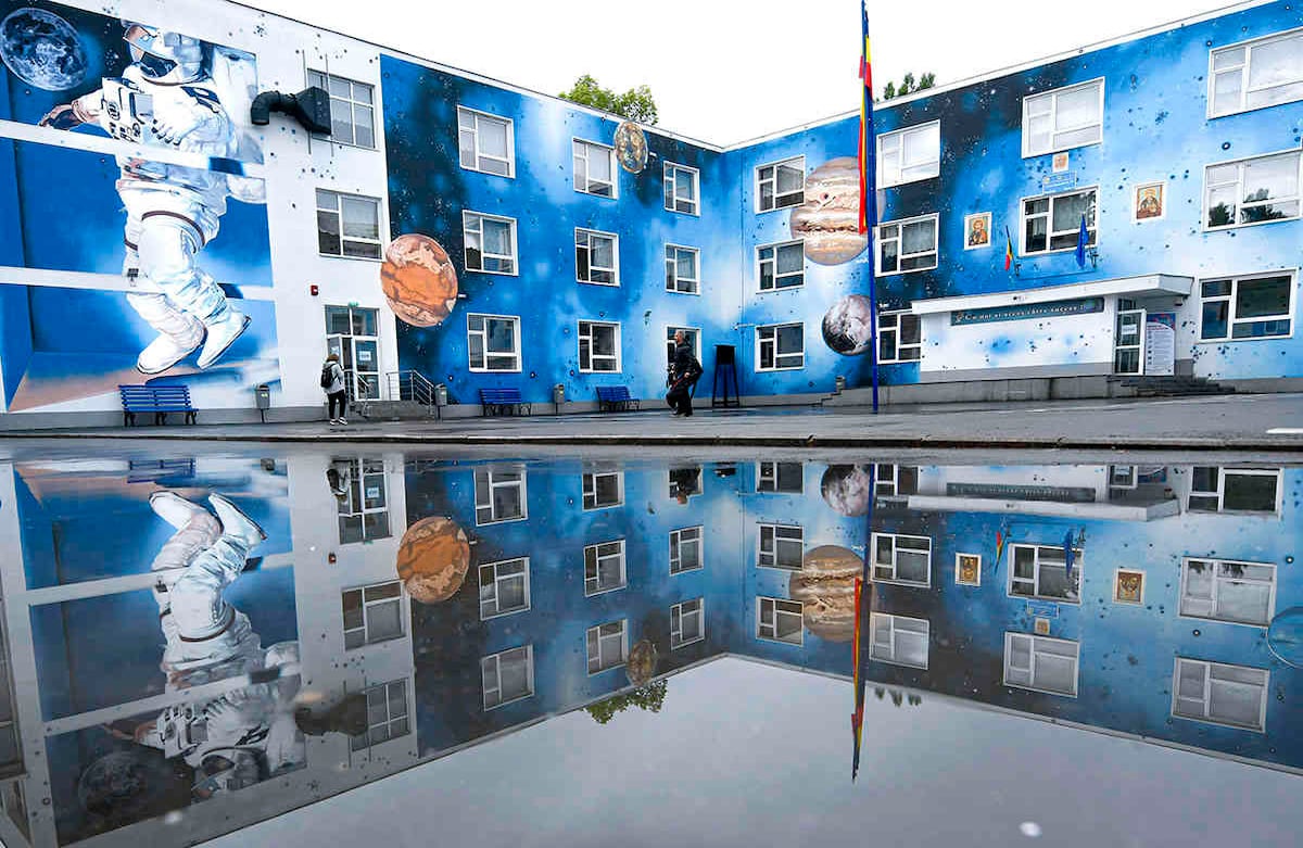 En la foto, una de las escuelas de Rumania en la que se modificaron las aulas para cumplir con las normas de distanciamiento social. Rumanía aflojó las medidas de bloqueo impuestas hace más de dos meses para limitar la propagación del coronavirus, pero mantuvo las normas del distanciamiento. Foto: Andreea Alexandru/ AP