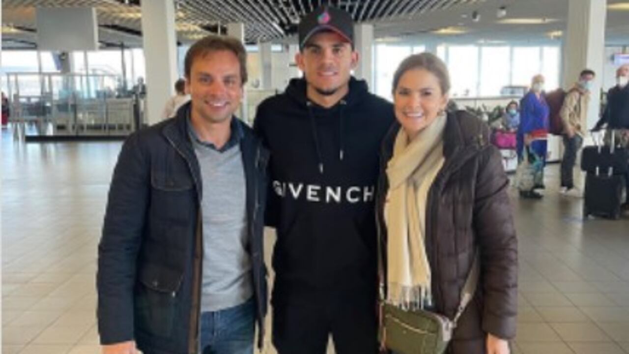 Alfredo Varela (izquierda) y Rochi Stevenson (derecha) junto al futbolista Luis Díaz (centro).