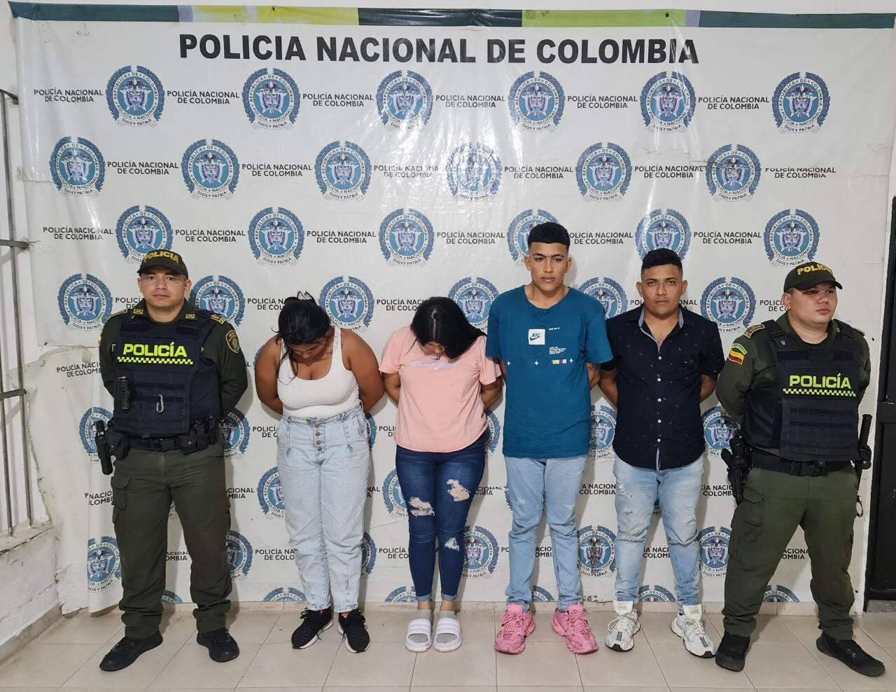 Cuatro personas capturadas por agredir a la Policía.