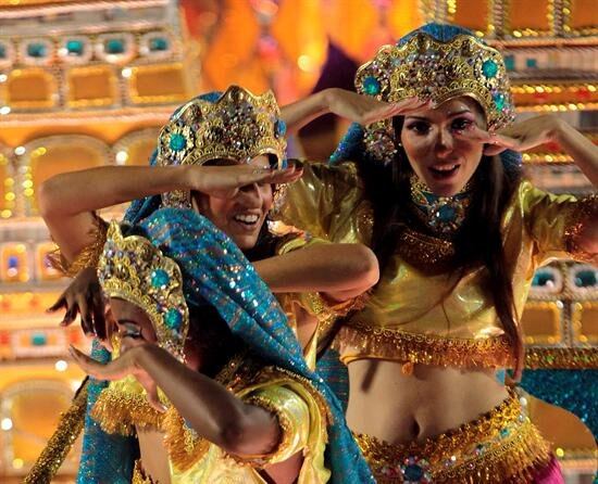 Las escuelas de samba llevaron al delirio a Río de Janeiro con sus coloridos y sensuales desfiles