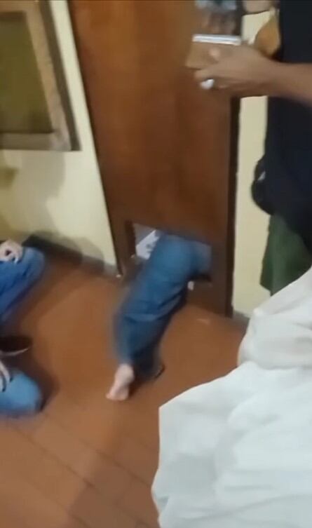 Gracias a la guía de sus compañeros, logró salir del baño.