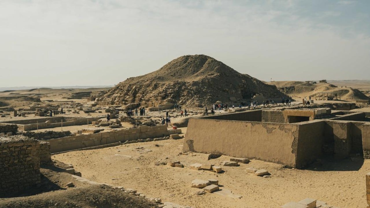 La pirámide de Userkaf, en Saqqara, la necrópolis que Egipto busca impulsar como destino turístico mejorando accesos y servicios, aunque sigue a la sombra de su vecina más famosa, Guiza.