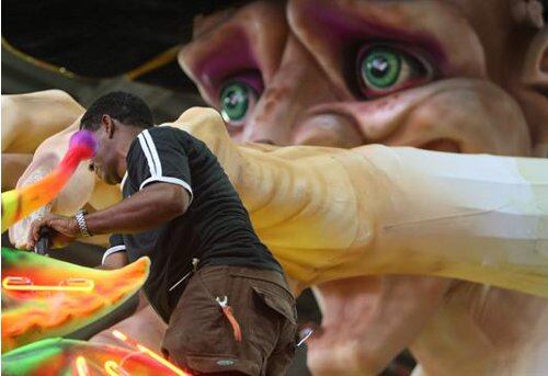 Un hombre trabaja en una carroza alegorica para el desfile de la escuela de samba Grande Rio. El alcalde de Río de Janeiro, Eduardo supervisará los trabajos en la Ciudad de la Samba, un complejo que acoge los talleres donde las doce escuelas de la máxima categoría del Carnaval confeccionan sus carrozas y disfraces. Las escuelas de samba de Río de Janeiro evocarán desde la mitología griega y egipcia hasta el modernismo y el romanticismo en los desfiles de Carnaval que se celebrarán en el Sambódromo los días 6 y 7 de marzo. 