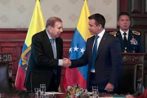 QUITO, ECUADOR - JANUARY 28: (L-R) Venezuelan Opposition Leader Edmundo González Urrutia greets President of Ecuador, and presidential candidate for National Democratic Action (ADN) party, Daniel Noboa during a visit to Ecuador at Palacio de Gobierno on January 28, 2025 in Quito, Ecuador. Venezuelan opposition leader Edmundo Gonzalez visits Ecuador as part of a trip to different countries in Latin America. The government of Daniel Noboa recognizes Gonzalez as president-elect of Venezuela. (Photo by Henry Lapo/Agencia Press South/Getty Images)