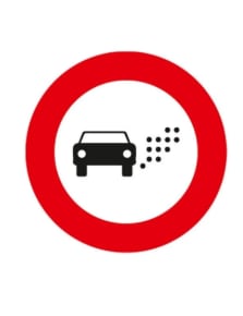 La señal de tránsito SR-120 , relacionada con las Zonas de Bajas Emisiones (ZBE) y la responsable de que muchos españoles fallen su examen de conducción.