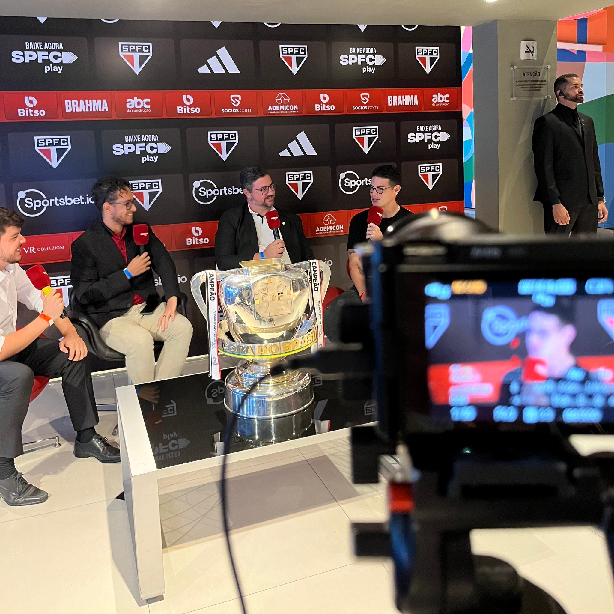 James Rodríguez en la entrevista que le hicieron los medios del Sao Paulo.