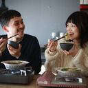 Japoneses comiendo sin bebida.