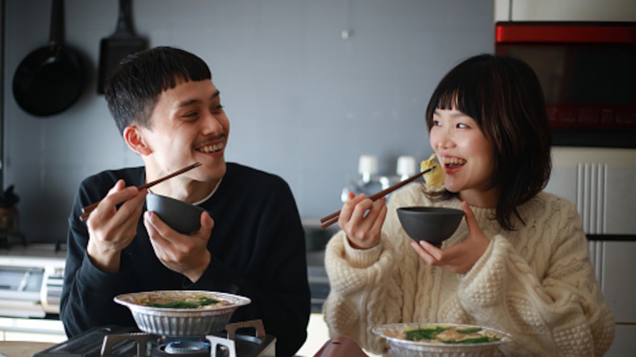 Japoneses comiendo sin bebida.