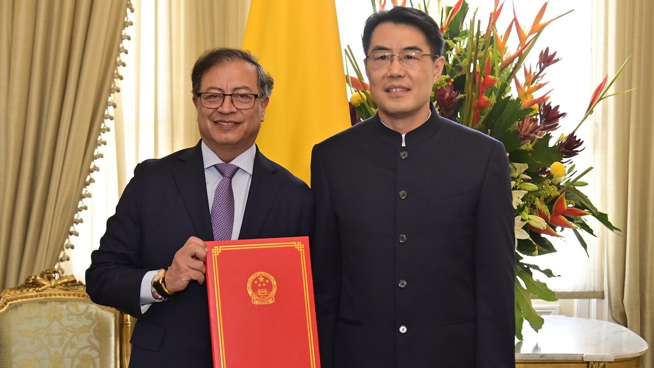 Gustavo Petro y Zhu Jingyang.