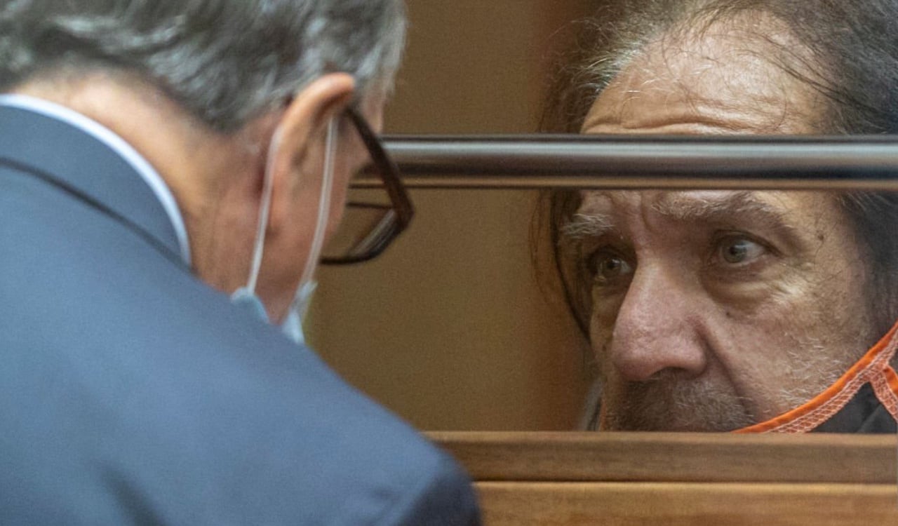 Ron Jeremy habla con su abogado en una de las audiencias de su juicio por haber sido acusado de violación y abuso sexual