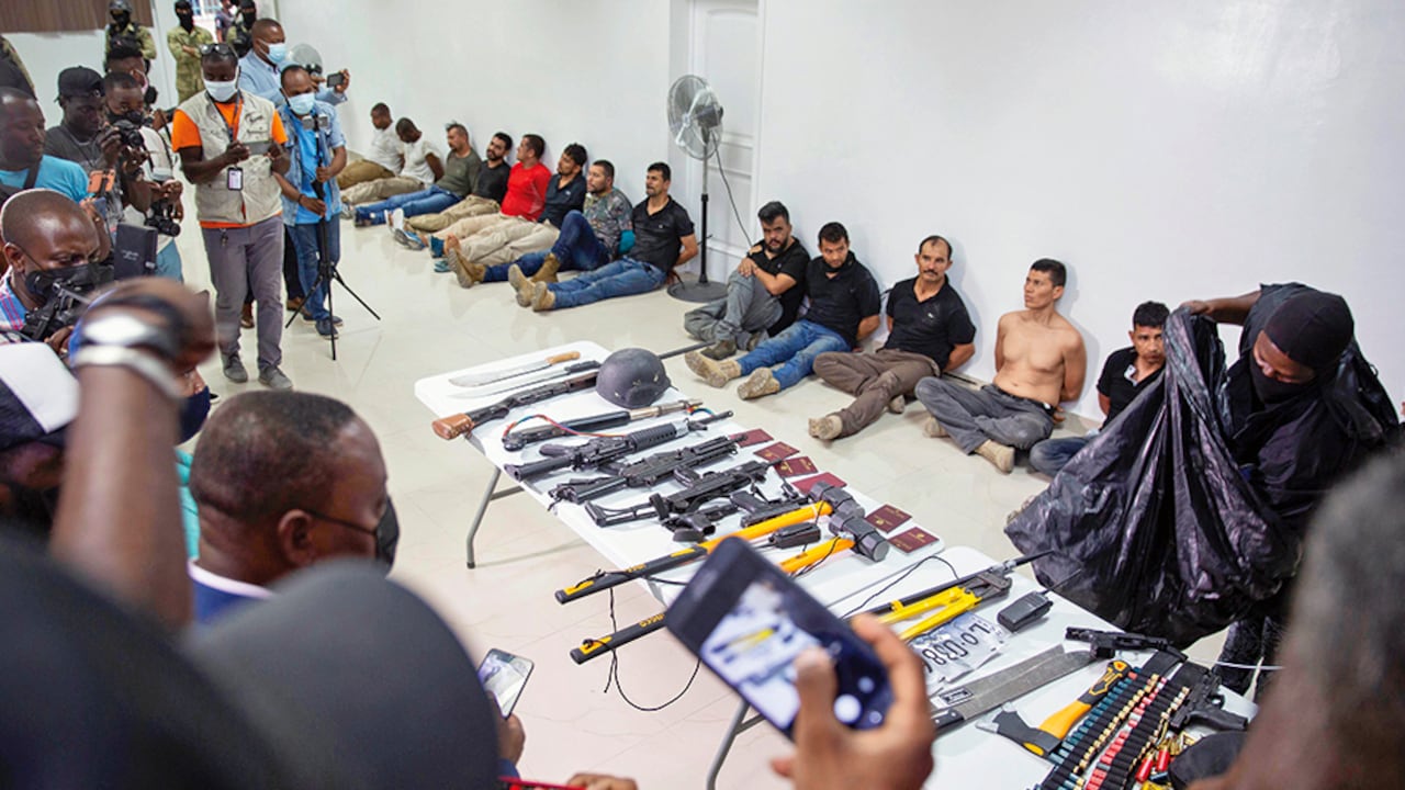 Las imágenes que se han conocido de las capturas demuestran que varios de los detenidos colombianos estaban en sus viviendas, en ropa de casa, sin que se les notara ningún afán por huir. Los presentaron esposados, algunos golpeados y tirados en el piso, ante los medios.