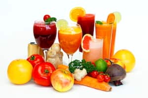 Batidos de frutas o daiquiris aislados sobre fondo blanco. Getty Images.