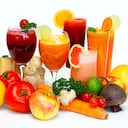 Batidos de frutas o daiquiris aislados sobre fondo blanco. Getty Images.