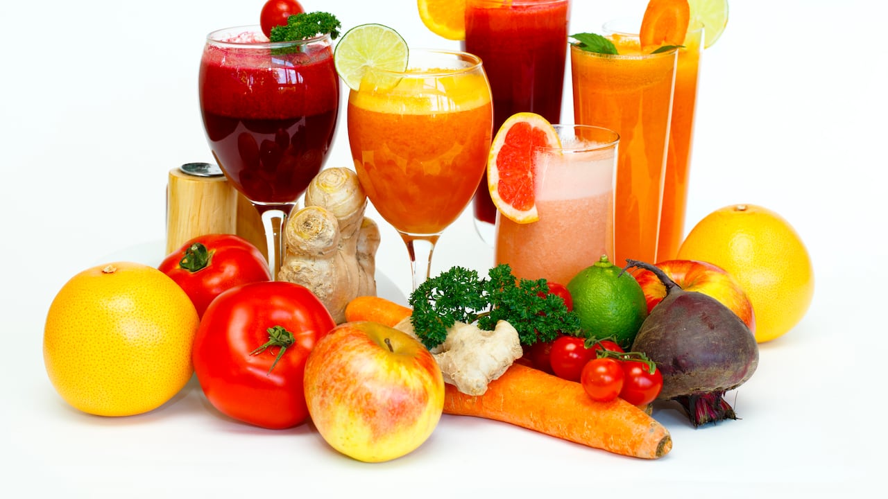 Batidos de frutas o daiquiris aislados sobre fondo blanco. Getty Images.