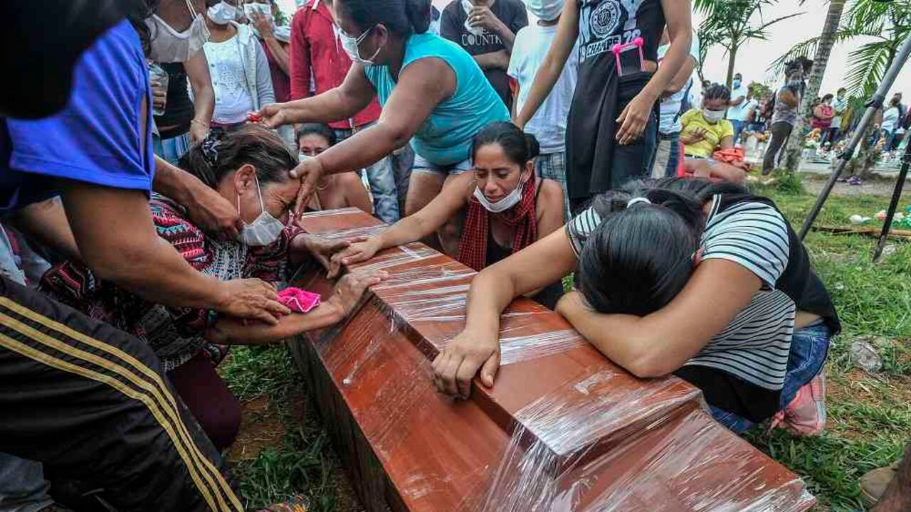 Con el pasar de las horas el número de cuerpos rescatados no ha hecho sino crecer.