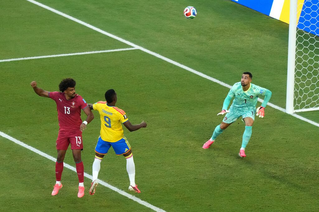 El colombiano Jhon Córdoba (9) dispara a puerta ante los portugueses Renato Veiga (13) y Diogo Costa (1) durante el partido del Grupo K de la Copa Mundial entre Colombia y Portugal en Miami Gardens, Florida.