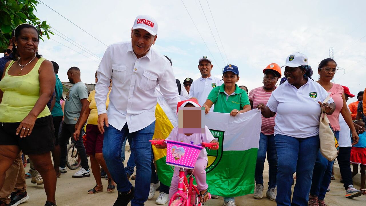 Dumek Turbay entregando obras.