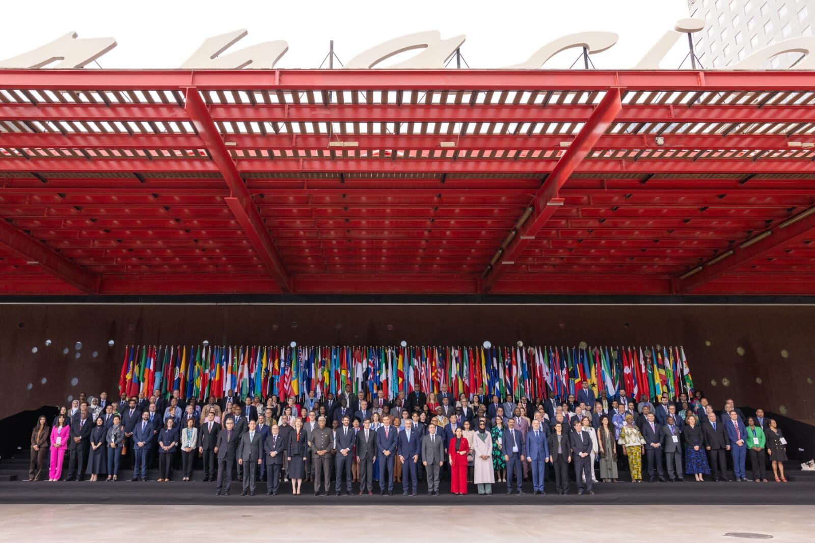 En Mondiacult 2025, la cultura dejó de ser un simple adorno para convertirse en un pilar político
fundamental. La Declaración de Educación y Formación Artística y Cultural, surgida de este
encuentro en Barcelona, la reconoce como un derecho inherente y la posiciona en el centro de
las decisiones gubernamentales.