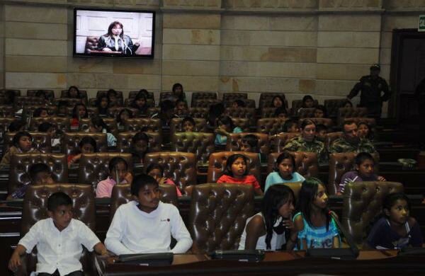 Los pequeños llegaron al recinto del senado, en el Congreso de la República en donde vivenciaron la tarea de elaborar, interpretar, reformar y derogar las Leyes en todos los ramos de la legislación, como lo hacen los congresistas colombianos.