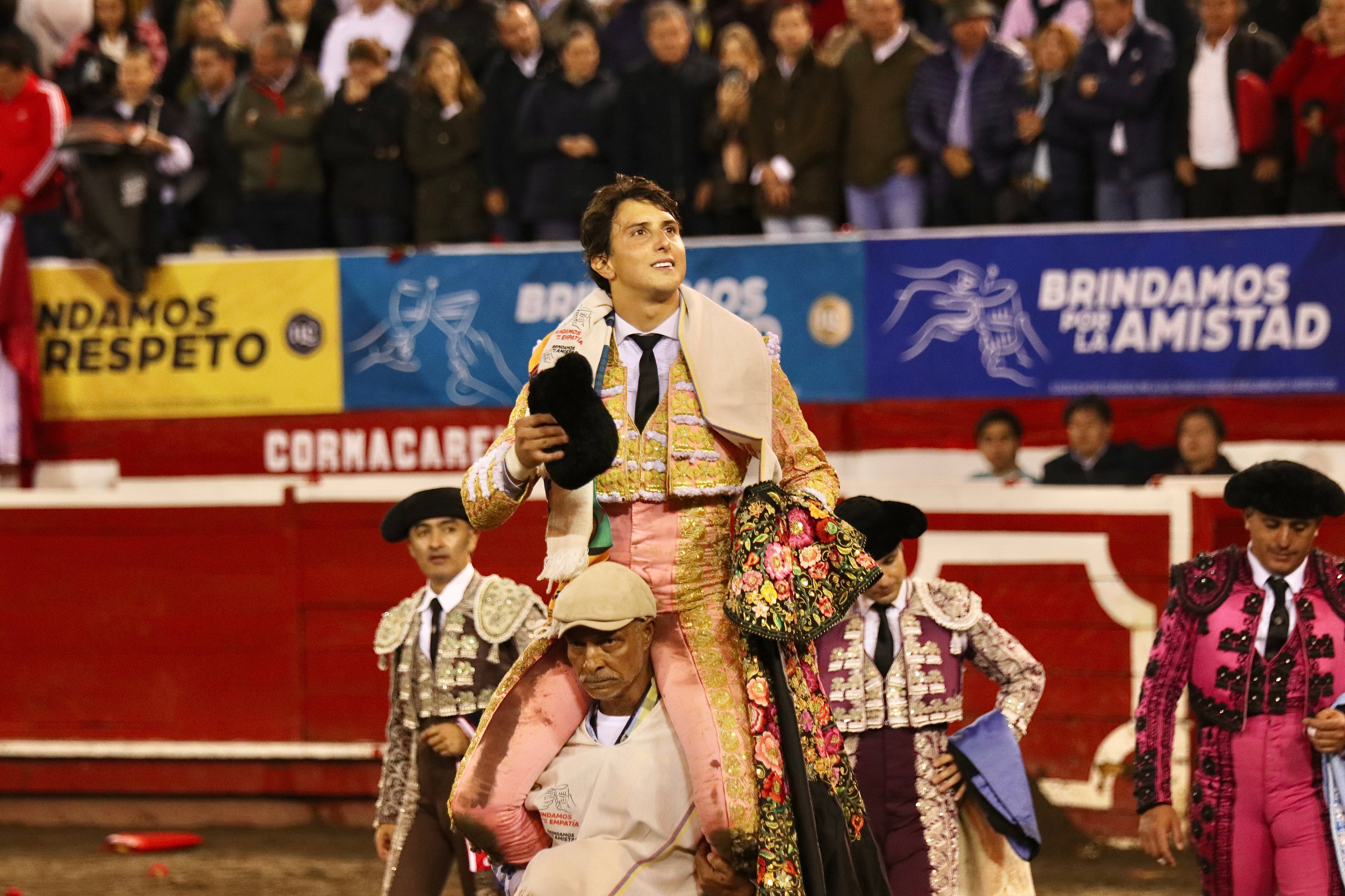 Andrés Roca Rey salió a hombros en el mano a mano que sostuvo frente a Julián López 'El Juli', quien decepcionó con su forma de entrar a matar.