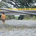 Los habitantes del municipio de Guacarí, están preocupados por la intensa ola de calor que azota el país por el fenómeno de El niño que seco el río Guabas en su paso por puente amarillo, dejando un panorama de polvo y piedras. foto José L Guzmán El País febrero 2-24
