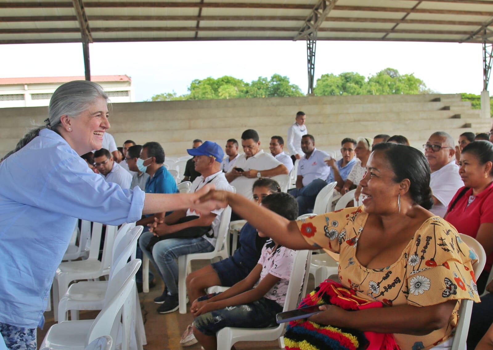 La ministra de Vivienda, Catalina Velasco, visitó la pila pública en Sichichón, La Guajira