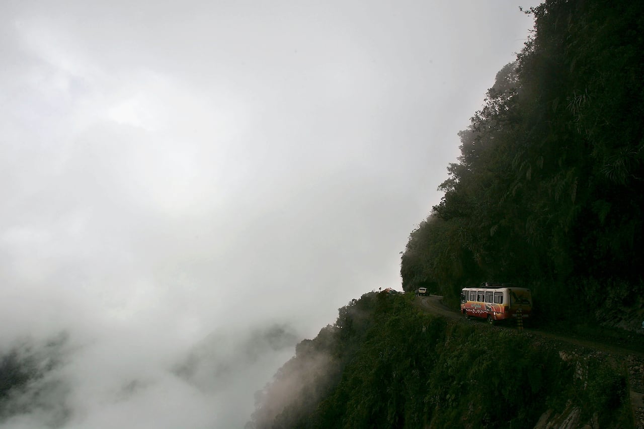 Un autobús recorre la carretera que conecta la ciudad de La Paz con Coroico en los Yungas del Norte el 21 de diciembre de 2005 en los Yungas, Bolivia.